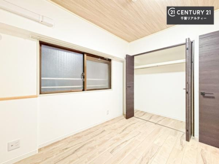 �q������ ���[�X�y�[�X���������Ă���A�ߗނ₨������A�w�p�i�Ȃǂ��������萮���ł��܂��B���������L���g���邽�߁A���K�Ő������Z��Ԃ��������܂��B