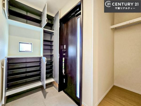 ���� �V���[�Y�{�b�N�X�t���Ȃ̂ŁA���ւ��Еt�����|�������₷���ł��I
�X�b�L���������ւŌ˂��J�����u�ԁA�������̂���S�n������Ԃ��o�}���Ă���܂��B
