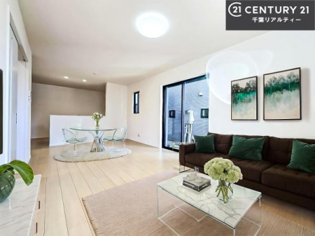 ���r���O �Ƌ��CG�p�[�X�ł��B�傫�ȑ����炽���Ղ�̗z���������閾�邢���r���O�B�J�����̂��郊�r���O�ŉƑ��c���̂��났�̎��Ԃ��߂����܂��B