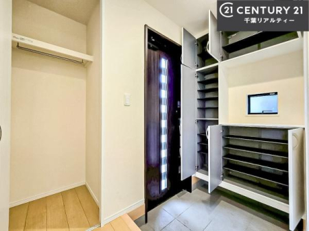 ���� �V���[�Y�{�b�N�X�t���Ȃ̂ŁA���ւ��Еt�����|�������₷���ł��I
�X�b�L���������ւŌ˂��J�����u�ԁA�������̂���S�n������Ԃ��o�}���Ă���܂��B
