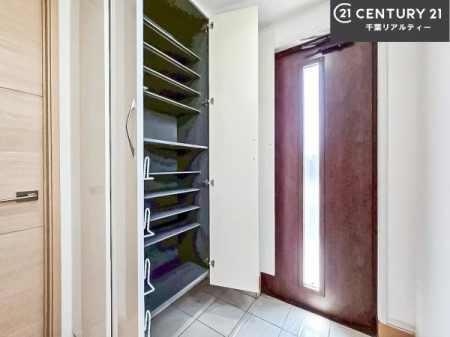 ���� �V���[�Y�{�b�N�X�t���Ȃ̂ŁA���ւ��Еt�����|�������₷���ł��I
�X�b�L���������ւŌ˂��J�����u�ԁA�������̂���S�n������Ԃ��o�}���Ă���܂��B
