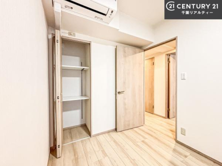 ���[ �e�m���ɂ̓N���[�[�b�g���������Ă���A���[�X�y�[�X���[���B�ߗނ���p�i�A�G�ߕ��̎��[�ɕ֗��ŁA���ł���������ƕЕt������������ۂĂ܂��B