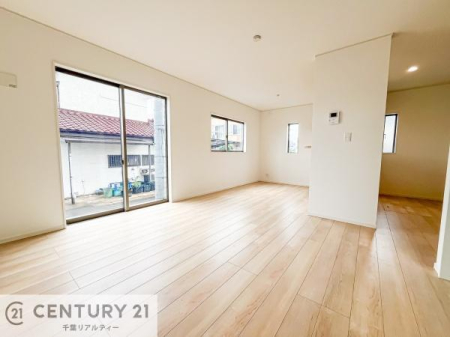 ���r���O �y���d�l�z�S�n�ǂ����r���O�͉Ƒ������R�ƏW�܂�܂��B�Ƒ��c�R�̎��Ԃ����������ł��B���Ƒ��ƁA����w�[���������Ԃ��߂��������ł��ˁB���邭�J���I�ȋ�Ԃł��B