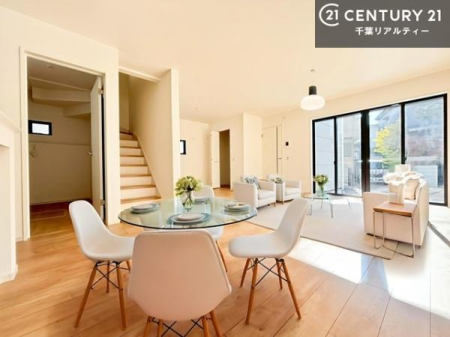 ���r���O �Ƌ��CG�p�[�X�ł��B�S�n�ǂ����r���O�͉Ƒ������R�ƏW�܂�܂��B�Ƒ��c�R�̎��Ԃ����������ł��B���Ƒ��ƁA����w�[���������Ԃ��߂��������ł��ˁB