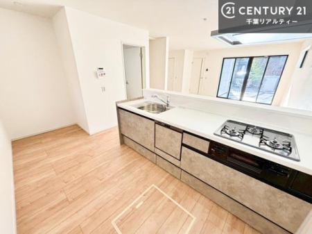 �L�b�`�� ��l�C�̑Ζʎ��V�X�e���L�b�`�����̗p���Ă��܂��I���Ƒ��̃R�~���j�P�[�V���������R�Ƒ�����݌v�ł��B
���q�l�ɂ��ڂ��͂��̂Ŋ������ł��ˁB�L�X�g���ĉ��K�ɍ�Ƃ��i�݂܂��B