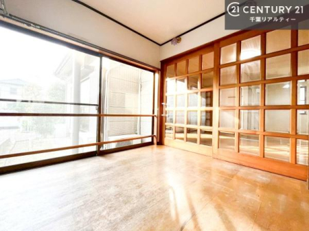 ���̑����� �傫�ȑ���������������ޖ��邢�G���x�[�^�[�z�[���B�����͏Ɩ����炸�ŁA���R�̂ʂ�����������Ȃ����艺��ł��܂��B�J����������A�����̓������S�n�悭�߂������Ԃł��B