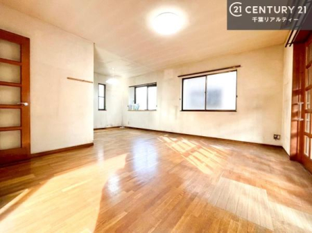 ���r���O �傫�ȑ����炽���Ղ�̗z���������閾�邢���r���O�B�J�����̂��郊�r���O�ŉƑ��c���̂��났�̎��Ԃ��߂����܂��B