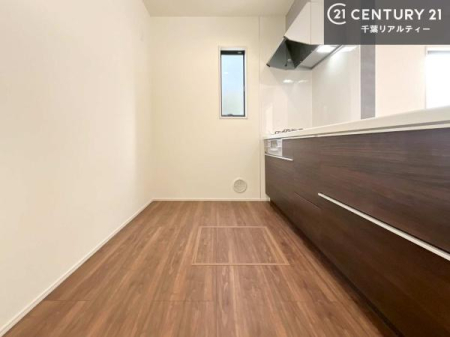 �L�b�`�� ��Ƃ肠�钲���X�y�[�X�ō�Ƃ����₷�����K�ȃL�b�`���ł��I
���q�l�ƈꏏ�ɂ��َq������y���߂�L�X�X�y�[�X�ł��B�y�����������ԂɂȂ肻���ł��ˁI