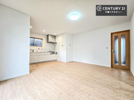 ���r���O ��؂ȉƑ����W�܂邩�炱��LDK�ɂ͂�����肽���B
�q�����������C�ɏ΂��Ȃ��瑖�����Ă���p�����������u�L���Ƃɂ��ėǂ������v�Ǝv���u�Ԃł��B