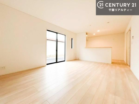 ���r���O �傫�ȑ����炽���Ղ�̗z���������閾�邢���r���O�B�J�����̂��郊�r���O�ŉƑ��c���̂��났�̎��Ԃ��߂����܂��B