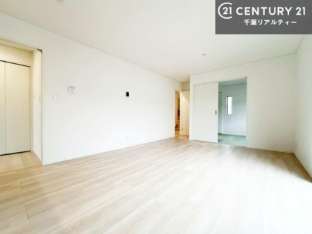 ���r���O ��؂ȉƑ����W�܂邩�炱��LDK�ɂ͂�����肽���B
�q�����������C�ɏ΂��Ȃ��瑖�����Ă���p�����������u�L���Ƃɂ��ėǂ������v�Ǝv���u�Ԃł��B