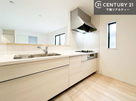 �L�b�`�� ��l�C�̑Ζʎ��V�X�e���L�b�`�����̗p���Ă��܂��I���Ƒ��̃R�~���j�P�[�V���������R�Ƒ�����݌v�ł��B
���q�l�ɂ��ڂ��͂��̂Ŋ������ł��ˁB�L�X�g���ĉ��K�ɍ�Ƃ��i�݂܂��B