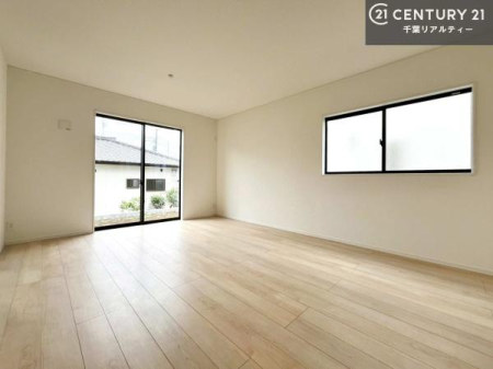 ���r���O �y���d�l�z�S�n�ǂ����r���O�͉Ƒ������R�ƏW�܂�܂��B�Ƒ��c�R�̎��Ԃ����������ł��B���Ƒ��ƁA����w�[���������Ԃ��߂��������ł��ˁB���邭�J���I�ȋ�Ԃł��B