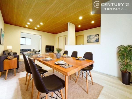 ���r���O �Ƌ��CG�p�[�X�ł��B�S�n�ǂ����r���O�͉Ƒ������R�ƏW�܂�܂��B�Ƒ��c�R�̎��Ԃ����������ł��B���Ƒ��ƁA����w�[���������Ԃ��߂��������ł��ˁB���邭�J���I�ȋ�Ԃł��B