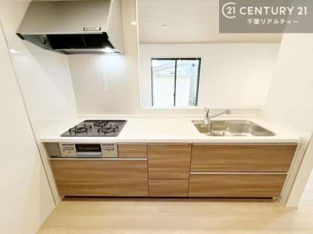 �L�b�`�� ��l�C�̑Ζʎ��V�X�e���L�b�`�����̗p���Ă��܂��I���Ƒ��̃R�~���j�P�[�V���������R�Ƒ�����݌v�ł��B
���q�l�ɂ��ڂ��͂��̂Ŋ������ł��ˁB�L�X�g���ĉ��K�ɍ�Ƃ��i�݂܂��B