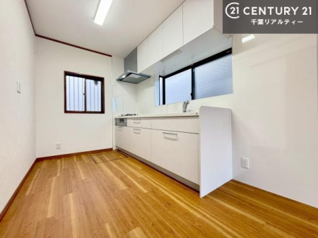 �L�b�`�� �V�������t�H�[�����ꂽ�V�X�e���L�b�`���ŁA�����̉Ǝ����X���[�Y�ɁB������������C�����悭�g���܂��B