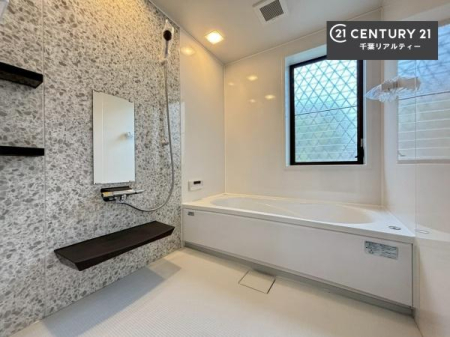 ���� ������Ƃ����������̂���o�X���[���I���K�ȃo�X�^�C��������܂��I
1���̔�����������Ɩ����Ă����f�G�ȃ����N�[�[�V������ԂɂȂ肻���ł��ˁB