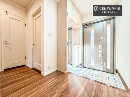 ���� �V���[�Y�{�b�N�X�t���Ȃ̂ŁA���ւ��Еt�����|�������₷���ł��I
�X�b�L���������ւŌ˂��J�����u�ԁA�������̂���S�n������Ԃ��o�}���Ă���܂��B