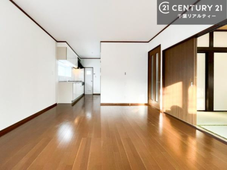 ���r���O �傫�ȑ����炽���Ղ�̗z���������閾�邢���r���O�B�J�����̂��郊�r���O�ŉƑ��c���̂��났�̎��Ԃ��߂����܂��B