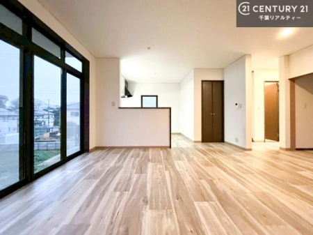 ���r���O ��؂ȉƑ����W�܂邩�炱��LDK�ɂ͂�����肽���B
�q�����������C�ɏ΂��Ȃ��瑖�����Ă���p�����������u�L���Ƃɂ��ėǂ������v�Ǝv���u�Ԃł��B