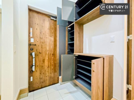 ���� �V���[�Y�{�b�N�X�t���Ȃ̂ŁA���ւ��Еt�����|�������₷���ł��I
�X�b�L���������ւŌ˂��J�����u�ԁA�������̂���S�n������Ԃ��o�}���Ă���܂��B