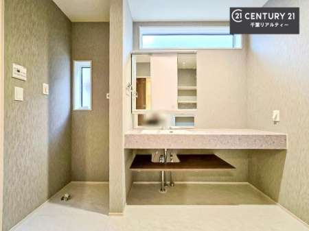 ���ʑ�E���ʏ� �V���v���ȃI�[�v���^�C�v�̐��ʑ�́A������ꂪ���₷�������Ȋ���ۂ��Ƃ��ł��ċC�����悭���g�����������܂��I�f�U�C���������肿����Ƃ����C���e���A��u���Ă������Ɏd�グ�邱�Ƃ��\�ł��I