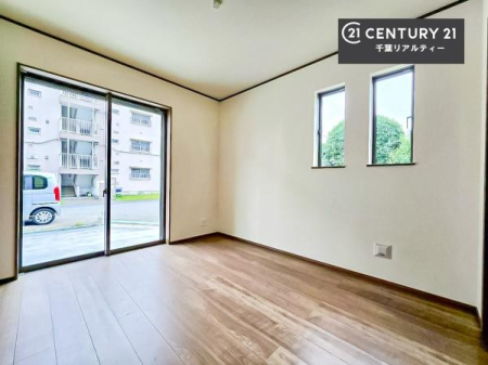 �m�� ���r���O�Ɨאڂ����m���́A�Ǝ��̋x�e�X�y�[�X��L�b�Y�X�y�[�X�Ƃ��Ċ��p����̂��悳�����ł��ˁI
���[�X�y�[�X���[�����Ă��܂��I

