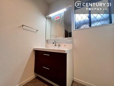 ���ʑ�E���ʏ� �O�ʋ��d�l�̐��ʏ��́A�g�����Ȃ݂����₷������I���͎��[�ɂȂ��Ă��܂��B�h���C���[�₨���ϓ����Еt������̂Ő��ʑ������X�b�L���ƌ����邱�Ƃ��o���܂��I