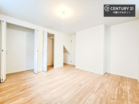 �q������ ���[�X�y�[�X���������Ă���A�ߗނ₨������A�w�p�i�Ȃǂ��������萮���ł��܂��B���������L���g���邽�߁A���K�Ő������Z��Ԃ��������܂��B