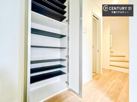 ���� �V���[�Y�{�b�N�X�t���Ȃ̂ŁA���ւ��Еt�����|�������₷���ł��I
�X�b�L���������ւŌ˂��J�����u�ԁA�������̂���S�n������Ԃ��o�}���Ă���܂��B