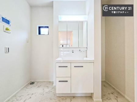 ���ʑ�E���ʏ� �O�ʋ��d�l�̐��ʏ��́A�g�����Ȃ݂����₷������I���͎��[�ɂȂ��Ă��܂��B�h���C���[�₨���ϓ����Еt������̂Ő��ʑ������X�b�L���ƌ����邱�Ƃ��o���܂��I