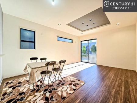 ���r���O �S�n�ǂ����r���O�͉Ƒ������R�ƏW�܂�܂��B�Ƒ��c�R�̎��Ԃ����������ł��B���Ƒ��ƁA����w�[���������Ԃ��߂��������ł��ˁB