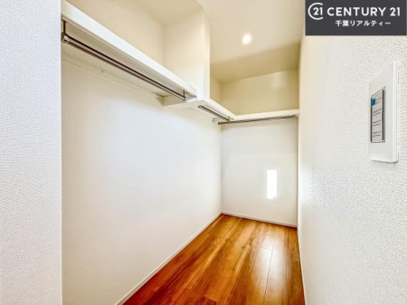 ���[ �E�H�[�N�C���N���[�[�b�g�t���ł��B��������̂��m���Ȃǂ����[���Ă��������ł��ˁI���ɂ���@�������ȂǋG�ߕ��̑傫�ȉƓd�����[�ł��܂��B