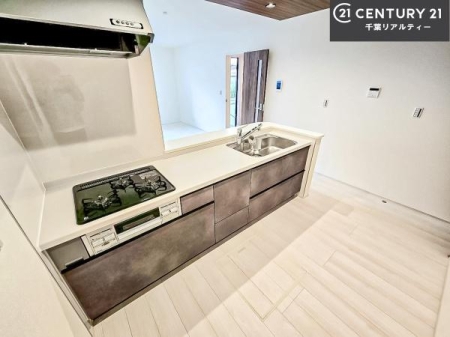 �L�b�`�� ��Ƃ肠�钲���X�y�[�X�ō�Ƃ����₷�����K�ȃL�b�`���ł��I
���q�l�ƈꏏ�ɂ��َq������y���߂�L�X�X�y�[�X�ł��B�y�����������ԂɂȂ肻���ł��ˁI