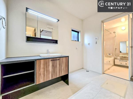 ���ʑ�E���ʏ� �O�ʋ��d�l�̐��ʏ��́A�g�����Ȃ݂����₷������I���͎��[�ɂȂ��Ă��܂��B�h���C���[�₨���ϓ����Еt������̂Ő��ʑ������X�b�L���ƌ����邱�Ƃ��o���܂��I