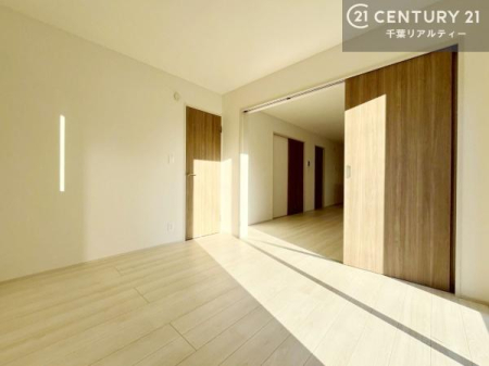 �m�� ���r���O�ɗאڂ����m���͉Ƒ��̃��C�t�X�^�C���ɍ��킹�ď_��Ɏg����֗��ȋ�ԁB�����J����΃��r���O�ƈ�̊��̂���L�X�Ƃ�����ԂɁA�߂�Η��q�p�̌��⃏�[�N�X�y�[�X�A�L�b�Y���[���Ƃ��Ă����􂵂܂��B