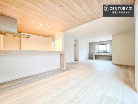 ���r���O �傫�ȑ����炽���Ղ�̗z���������閾�邢���r���O�B�J�����̂��郊�r���O�ŉƑ��c���̂��났�̎��Ԃ��߂����܂��B