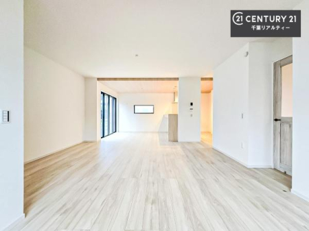 ���r���O �傫�ȑ����炽���Ղ�̗z���������閾�邢���r���O�B�J�����̂��郊�r���O�ŉƑ��c���̂��났�̎��Ԃ��߂����܂��B