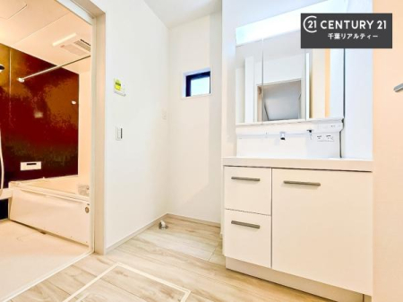 ���ʑ�E���ʏ� �O�ʋ��d�l�̐��ʏ��́A�g�����Ȃ݂����₷������I���͎��[�ɂȂ��Ă��܂��B�h���C���[�₨���ϓ����Еt������̂Ő��ʑ������X�b�L���ƌ����邱�Ƃ��o���܂��I