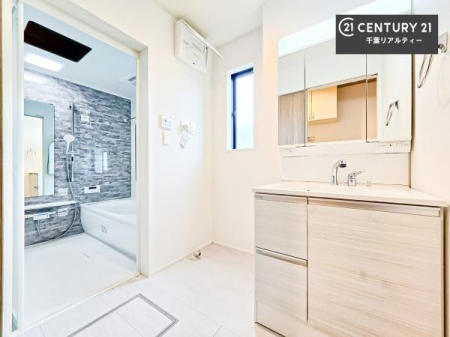 ���ʑ�E���ʏ� �O�ʋ��d�l�̐��ʏ��́A�g�����Ȃ݂����₷������I���͎��[�ɂȂ��Ă��܂��B�h���C���[�₨���ϓ����Еt������̂Ő��ʑ������X�b�L���ƌ����邱�Ƃ��o���܂��I