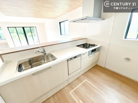 �L�b�`�� ��l�C�̑Ζʎ��V�X�e���L�b�`�����̗p���Ă��܂��I���Ƒ��̃R�~���j�P�[�V���������R�Ƒ�����݌v�ł��B
���q�l�ɂ��ڂ��͂��̂Ŋ������ł��ˁB���[�͂�����܂��I