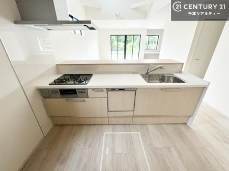 �L�b�`�� ��Ƃ肠�钲���X�y�[�X�ō�Ƃ����₷�����K�ȃL�b�`���ł��I
���q�l�ƈꏏ�ɂ��َq������y���߂�L�X�X�y�[�X�ł��B�y�����������ԂɂȂ肻���ł��ˁI