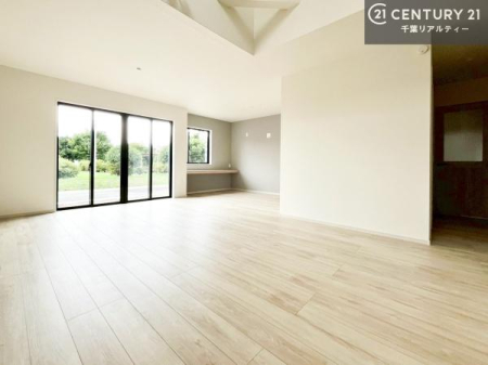 ���r���O �傫�ȑ����炽���Ղ�̗z���������閾�邢���r���O�B�J�����̂��郊�r���O�ŉƑ��c���̂��났�̎��Ԃ��߂����܂��B