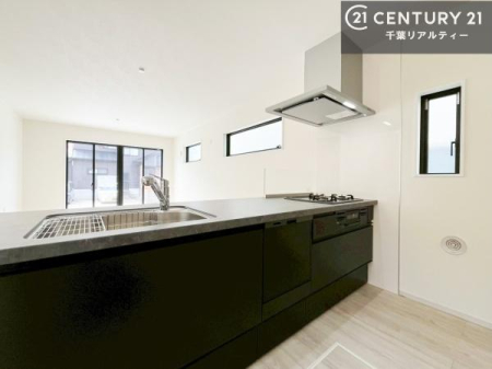 ���d�l�ʐ^(�L�b�`���j ��l�C�̑Ζʎ��V�X�e���L�b�`�����̗p���Ă��܂��I���Ƒ��̃R�~���j�P�[�V���������R�Ƒ�����݌v�ł��B
���q�l�ɂ��ڂ��͂��̂Ŋ������ł��ˁB���[�͂�����܂��I�i���d�l�j