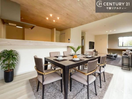 ���r���O �Ƌ��CG�p�[�X�ł��B�J�����̂���L�XLDK�I�\�t�@�[��_�C�j���O�e�[�u����u���Ă������ɂȂ�Ȃ��̂ŉ��K�ɉ߂����܂��I
�R�~���j�P�[�V���������₷�����r���O�ł��I