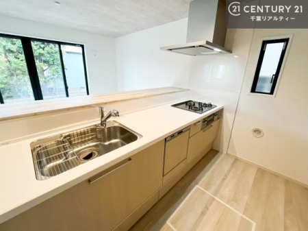 �L�b�`�� ��l�C�̑Ζʎ��V�X�e���L�b�`�����̗p���Ă��܂��I���Ƒ��̃R�~���j�P�[�V���������R�Ƒ�����݌v�ł��B
���q�l�ɂ��ڂ��͂��̂Ŋ������ł��ˁB�L�X�g���ĉ��K�ɍ�Ƃ��i�݂܂��I