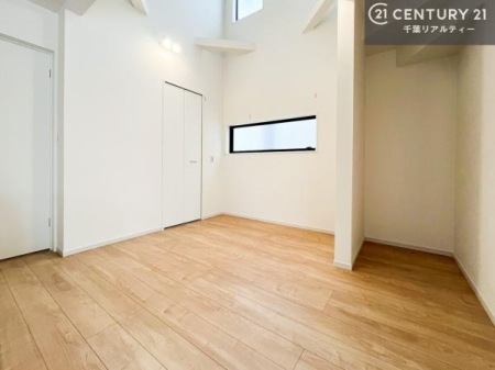 ���d�l�ʐ^(���r���O�j �㕔�������ŊJ���������Ղ�I��؂ȉƑ����W�܂邩�炱��LDK�ɂ͂�����肽���B
�q�����������C�ɏ΂��Ȃ��瑖�����Ă���p�����������u�L���Ƃɂ��ėǂ������v�Ǝv���u�Ԃł��B�i���d�l)