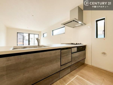 ���d�l�ʐ^(�L�b�`���j ��l�C�̑Ζʎ��V�X�e���L�b�`�����̗p���Ă��܂��I���Ƒ��̃R�~���j�P�[�V���������R�Ƒ�����݌v�ł��B
���q�l�ɂ��ڂ��͂��̂Ŋ������ł��ˁB���[�͂�����܂��I�i���d�l�j