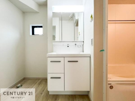 ���ʑ�E���ʏ� �O�ʋ��d�l�̐��ʏ��́A�g�����Ȃ݂����₷������I���͎��[�ɂȂ��Ă��܂��B�h���C���[�₨���ϓ����Еt������̂Ő��ʑ������X�b�L���ƌ����邱�Ƃ��o���܂��I