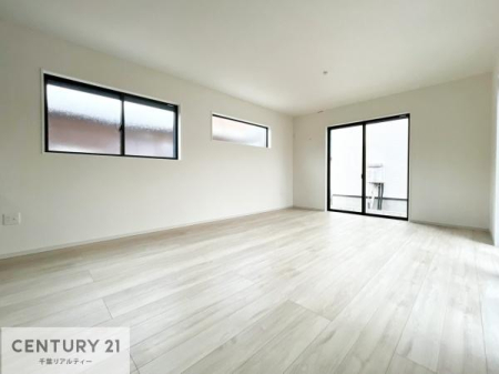 ���r���O �傫�ȑ����炽���Ղ�̗z���������閾�邢���r���O�B�J�����̂��郊�r���O�ŉƑ��c���̂��났�̎��Ԃ��߂����܂��B